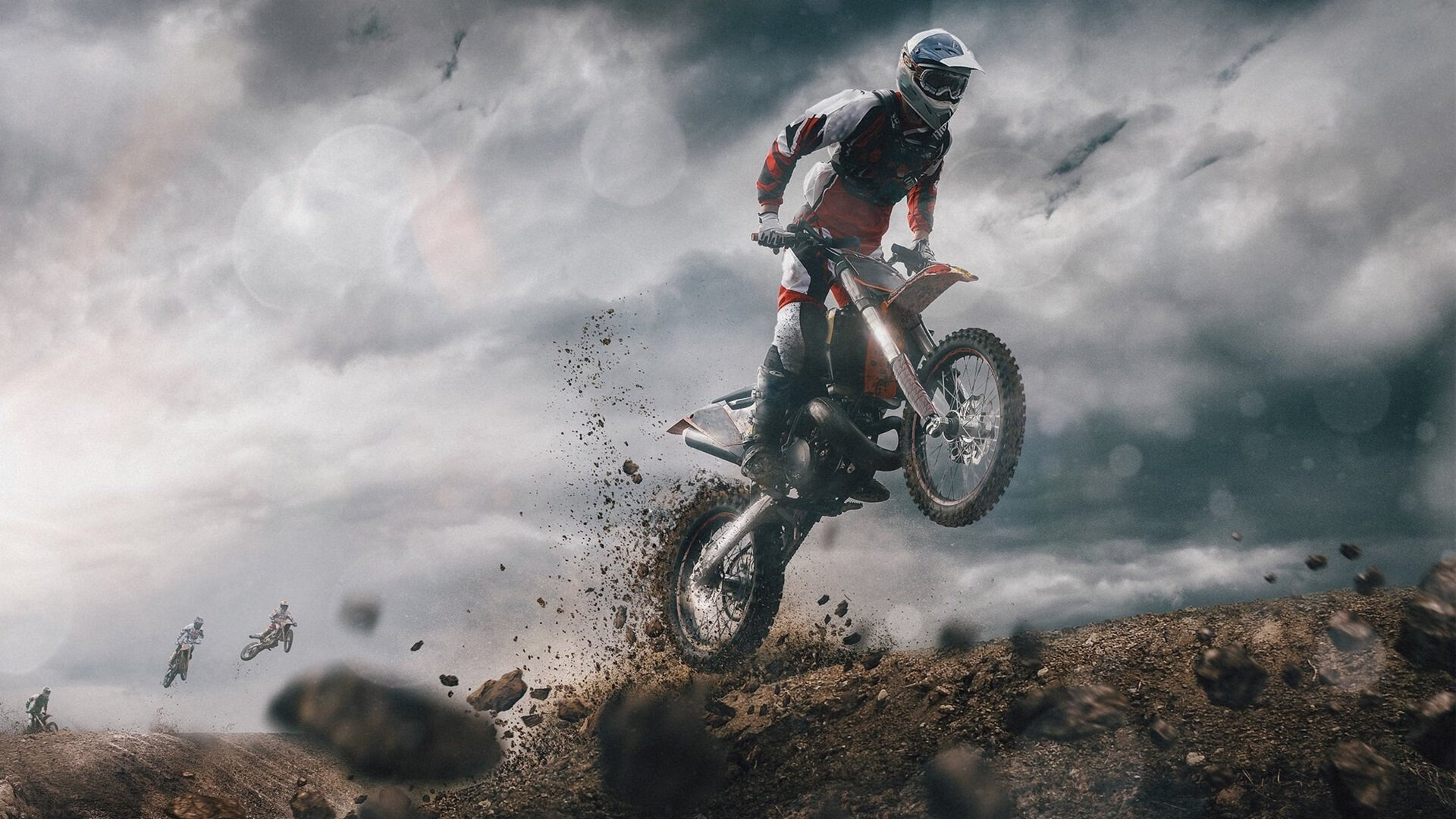 詹姆斯训练后与小球迷合影致谢支持，詹姆斯和球迷的合照