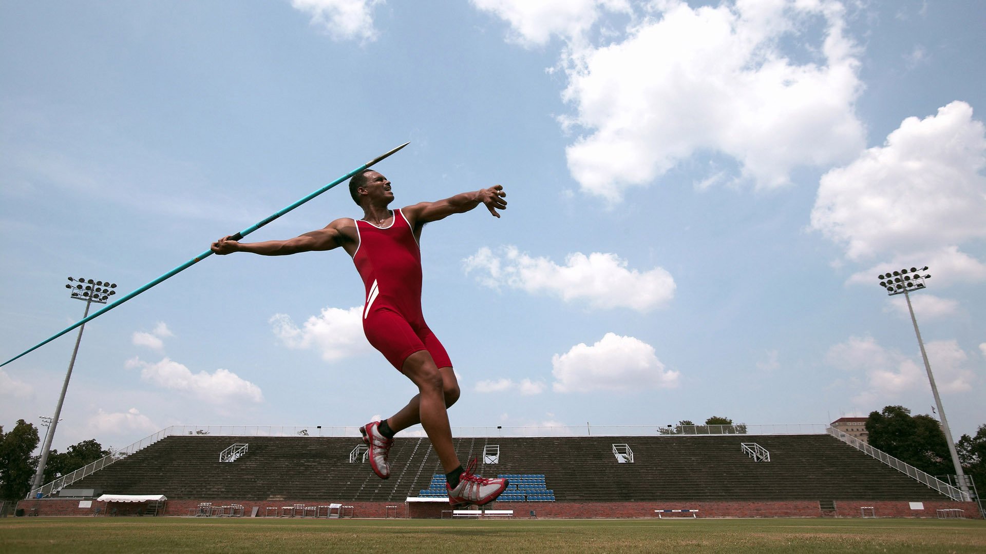 青训营组织模拟采访训练培养球员表达与媒体沟通，采访运动员训练的问题