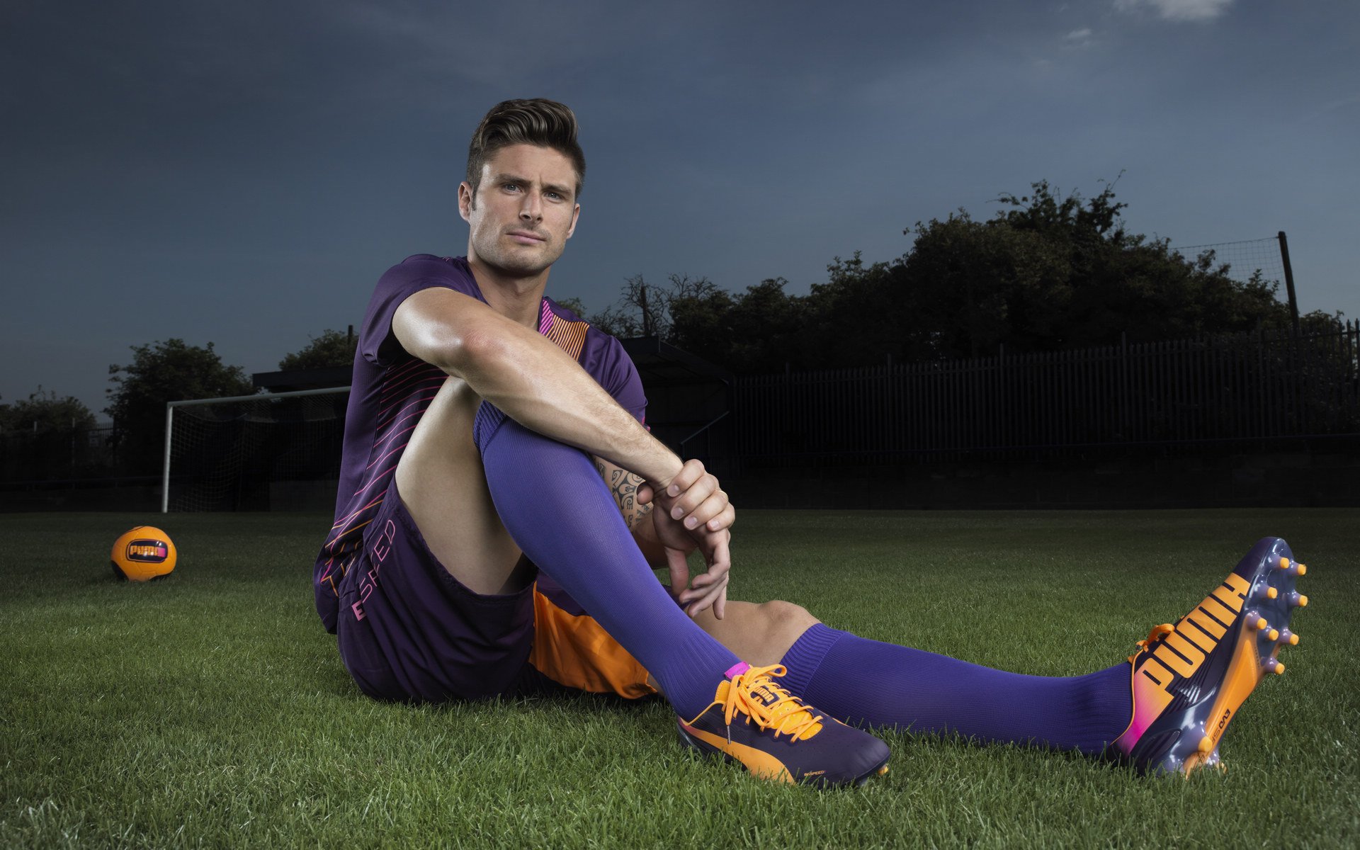 倒三角中场提升出球选择广度，足球倒三角战术视频